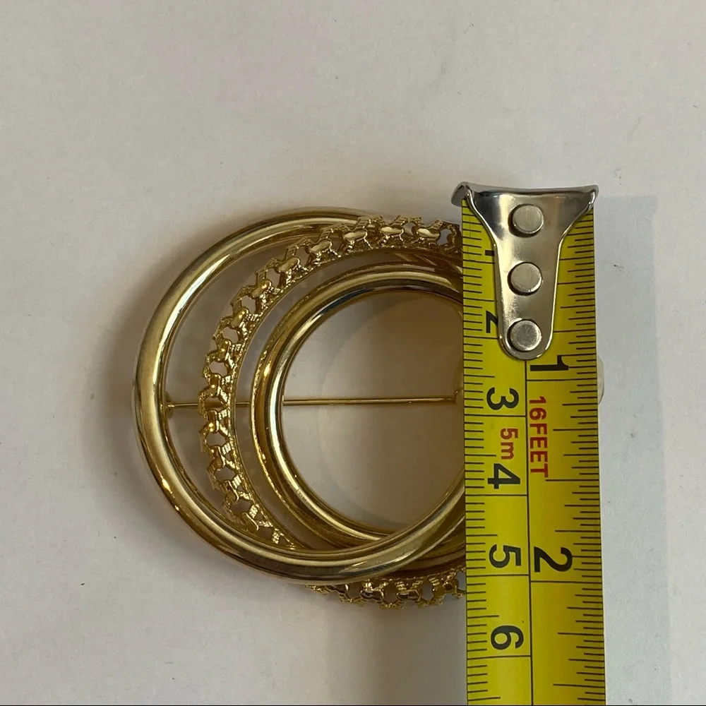 Vintage classic gold colored layered‎ circle brooch pin